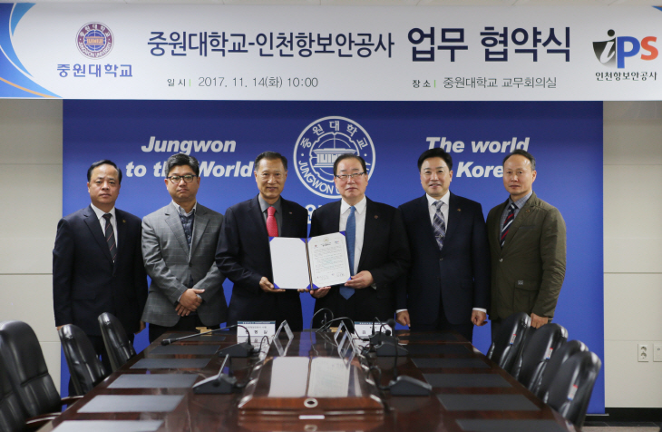 왼쪽 세번째 정동활_사장,_네번째_김두년_총장_직무대행)