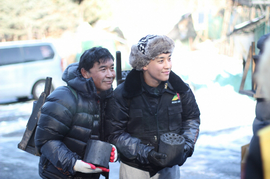 빅뱅의 승리가 아버지(왼쪽)와 함께 '사랑의 연탄 배달' 봉사활