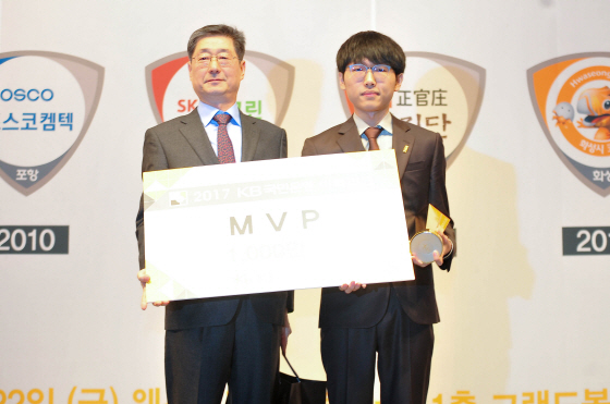 MVP%20신진서%208단(오른쪽)과%20송필호%20한국기원%20부총재