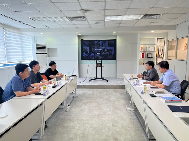 충남중기청장, 수출강소기업 ㈜글루가 현장방문 - 뉴스 썸네일 이미지