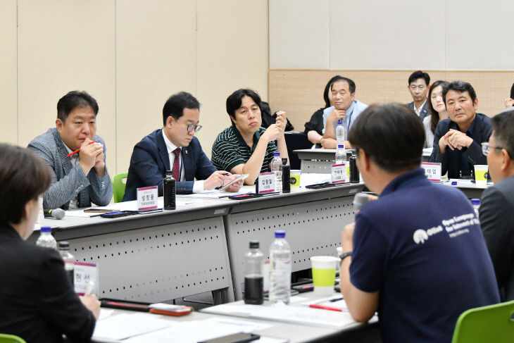 부산시의회, AI 산업 현장 간담회 개최..."더 이상 미룰 수 없다" - 뉴스 썸네일 이미지