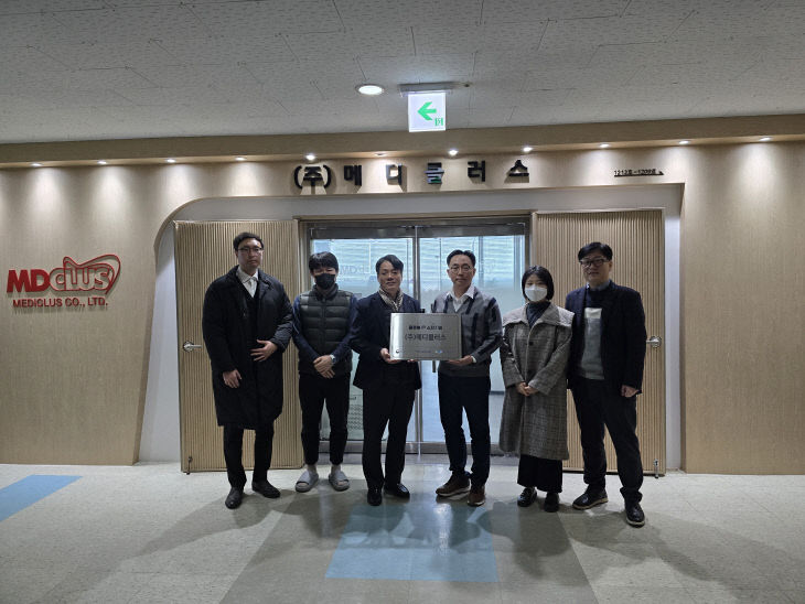 충북지식재산센터,'글로벌 IP스타기업 육성' 졸업기업 현판 전달식 진... - 뉴스 썸네일 이미지