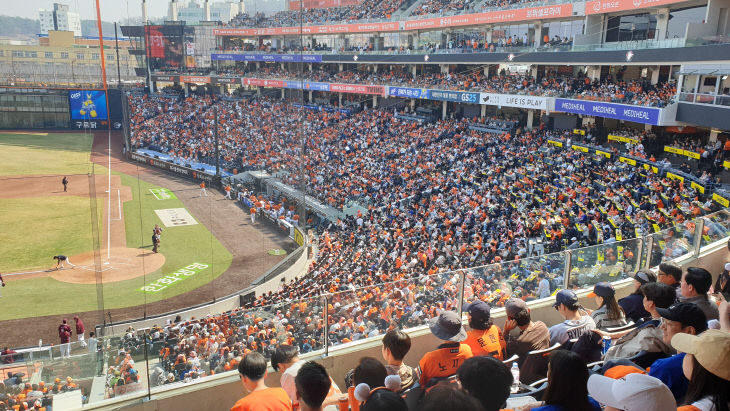 한화 이글스가 홈 개막전에서 키움 히어로즈를 상대로 10-9 승리한 경기 관련 이미지입니다