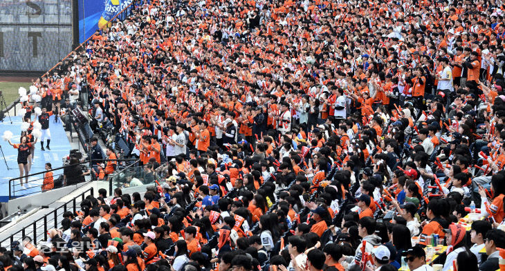 굿즈 매출로 한달 '6억 원'...야구 흥행에 한화 이글스 인근 점포 호황 - 뉴스 썸네일 이미지